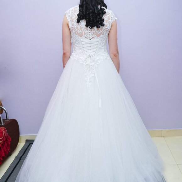 Wedding Dress, with hoop skirt, veil & accessories Size 10, Monica Loretti - Picture 7 of 10